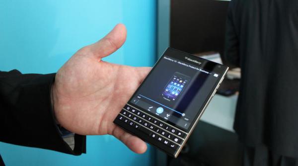 video blackberry passport telefon ciudat dar rezisten