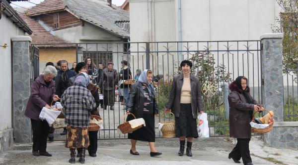mo ii de toamna de ce trebuie sa ne rugam pentru sufletul mor ilor