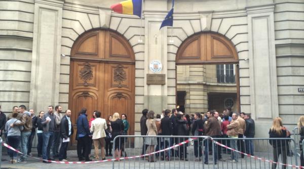 alegeri prezidentiale 2014 dupa chi inau romanii din paris stau la coada la vot