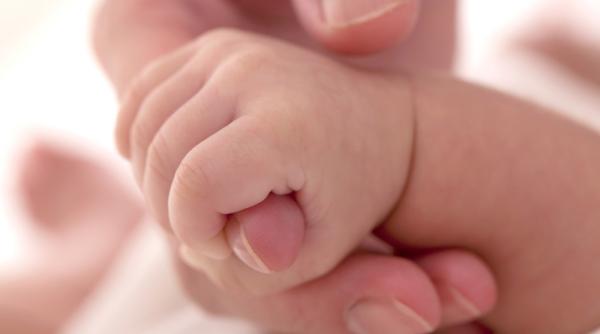 moarte violenta a unui bebelus dupa ce mama sa l ar fi lovit cu capul de marginea patului