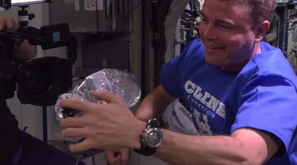 demonstra ie spectaculoasa cum se comporta apa in spatiu video