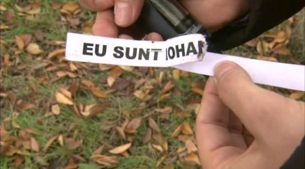 protest inedit in curtea acl ului  gaini cu biletele la gat impotriva lui iohannis