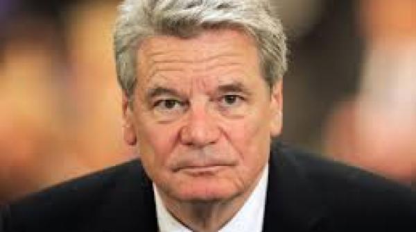 incident la praga joachim gauck lovit in cap cu un ou aruncat spre milos zeman