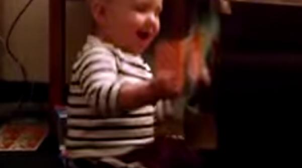 video reac ia unui bebelu cand descopera o cutie muzicala