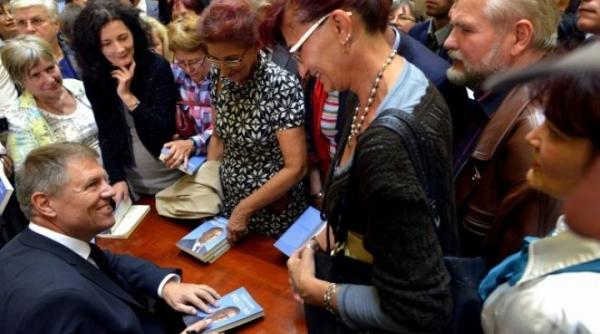 iohannis  autobiografie lansata la gaudeamus  nu se va putea gasi senzationalul