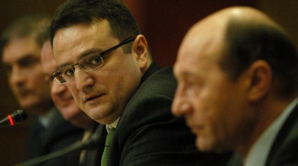 traian basescu a decorat drapelul de lupta al brigazii antiteroriste