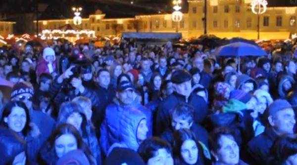 peste trei mii de sibieni au cantat imnul in ploaie acompania i de iohannis de la distan a