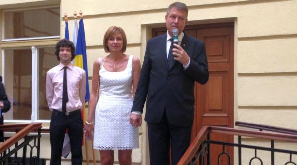 klaus iohannis sarbatore te acasa victoria la pre edin ie cine sunt invita ii