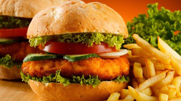 au ajuns la spital dupa ce au mancat hamburgeri