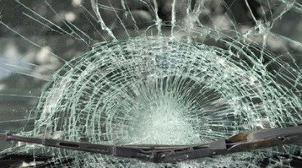 o persoana moarta alte trei ranite un microbuz a izbit un copac apoi a luat foc