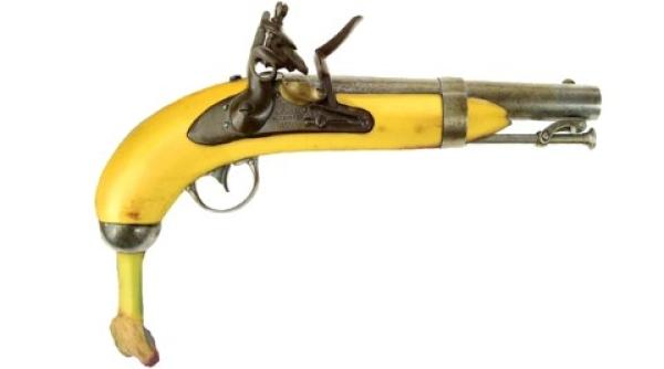 incredibil un barbat a amenintat doi politisti cu o banana