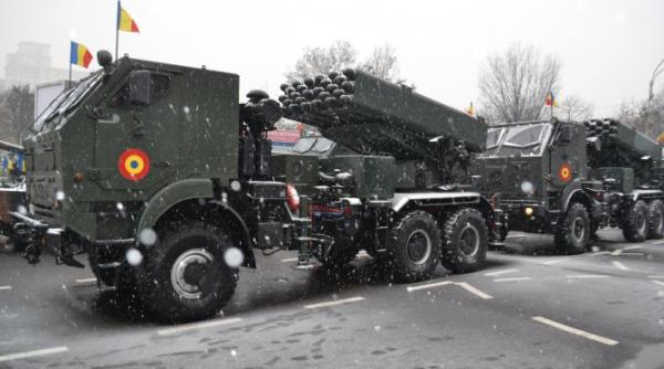 viral doi militari surprin i in timp ce se saruta la repeti iile pentru 1 decembrie