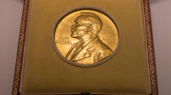 licita ie medalie nobel oferita lui james watson pentru descoperirea adn vanduta la un pre record