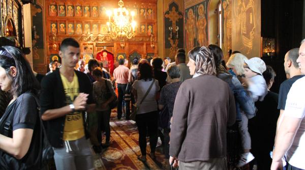 moa tele sfintel filoteia depuse in fata catedralei arhiepiscopale din curtea de arges