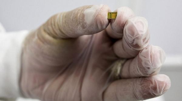 performan a de guinness world records noul testament tiparit pe un cip