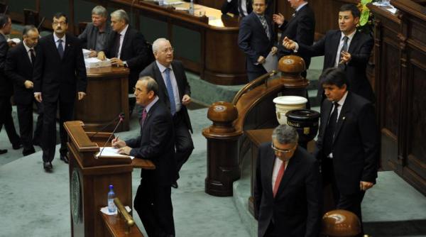 scandal in parlament senatorii s au facut vagabonzi i prostituate