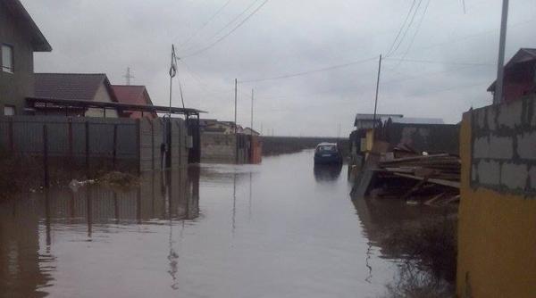 gospodarii si drumuri inundate in orasul pantelimon langa bucuresti