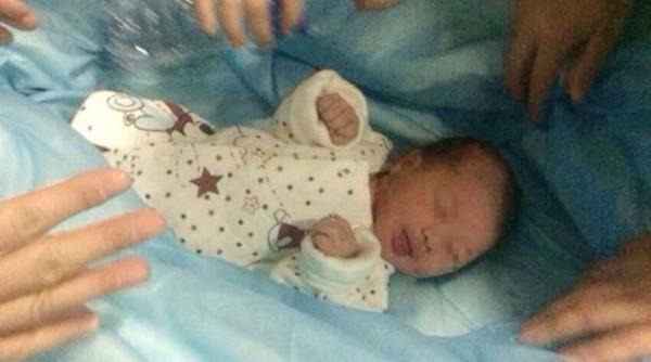 nou nascut aruncat in toaleta de mama  salvat din canal   foto