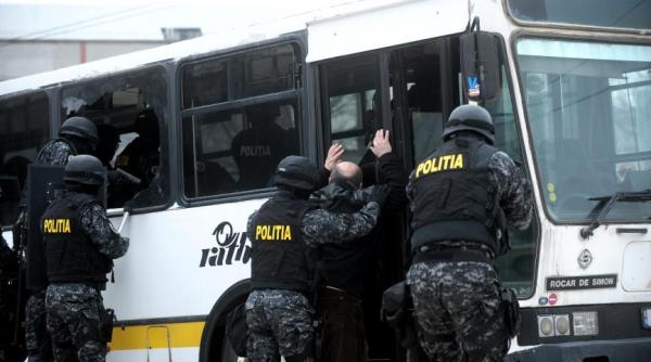 perchezi ii la ratb 25 de persoane suspectate de furt de combustibil