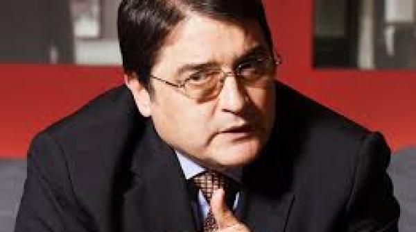 hurezeanu marele blond de la sibiu i micu ul brunet de la bucure ti se intalnesc oarecum propunand o forma noua de adresare