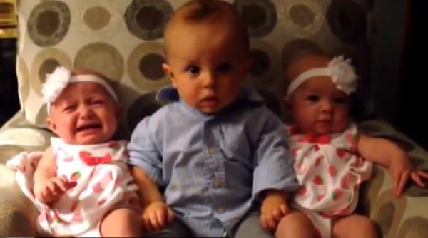 bebelus reac ie haioasa cand isi intalneste surorile gemene video