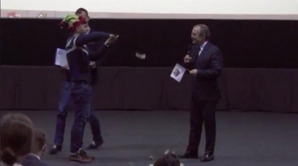 emil boc reac ie in momentul cand s a aruncat cu bani inspre el