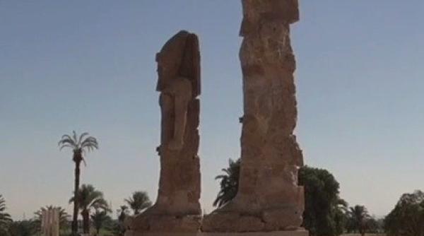 egipt o a cincea statuie uriasa a faraonului amenhotep al iii lea dezvelita in complexul luxor