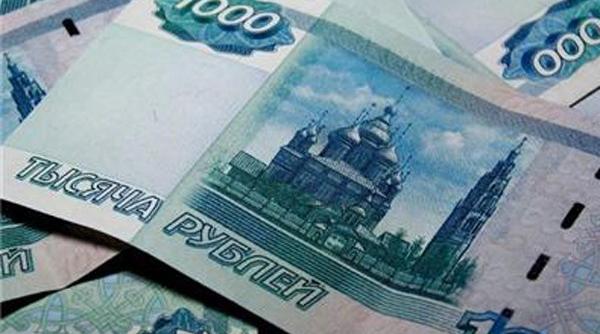 rubla ruseasca s a prabusit pe fondul sanc iunilor economice i a scaderii pre ului petrolului