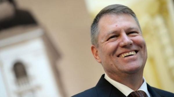 klaus iohannis a primit un dar simbolic pe care sa l ia la palatul cotroceni