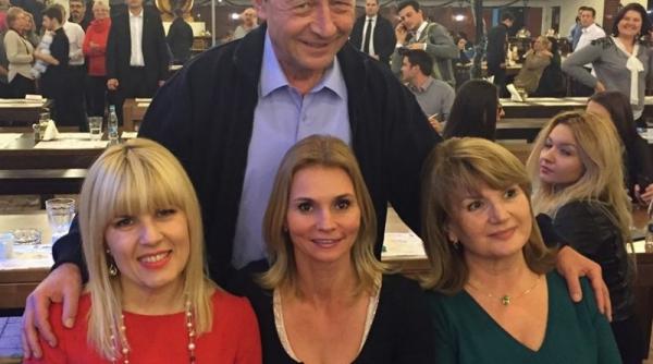 elena udrea i a cantat lui traian basescu la petrecerea de om liber video