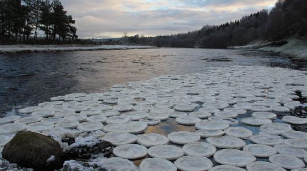 priveli te rara pe apa unui rau clatite de ghea a