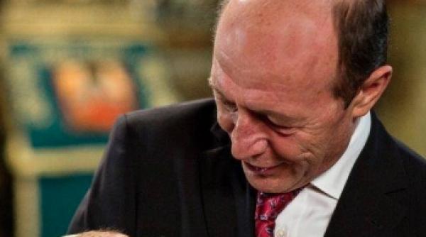traian basescu prima poza de la botezul nepotului sau radu