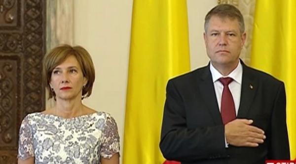 turcescu comentariu despre rochia purtata de carmen iohannis in duminica de 21 decembrie