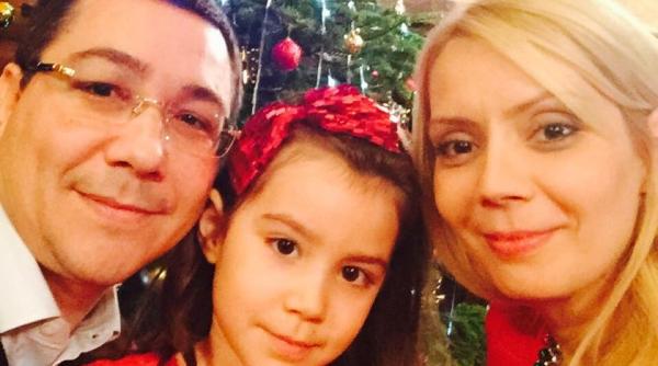 victor ponta i daciana sarbu poza langa bradul impodobit