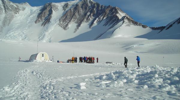 fenomene ciudate in muntii gamburtseve din antarctica aflati la 4 km adancime sub calota glaciara