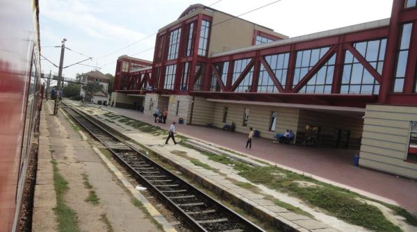 zid prabu it peste o femeie in gara din fete ti