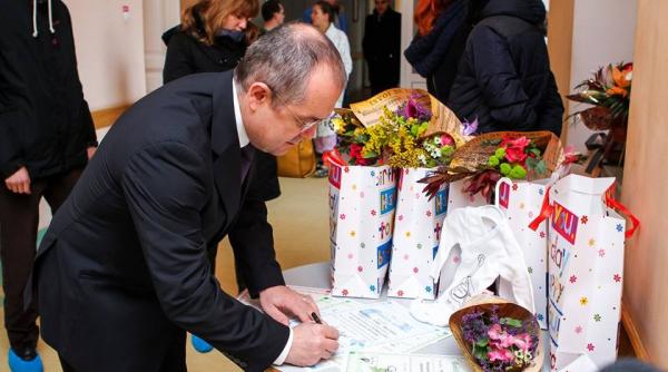 emil boc a premiat cinci nou nascu ii cu diplome de onoare