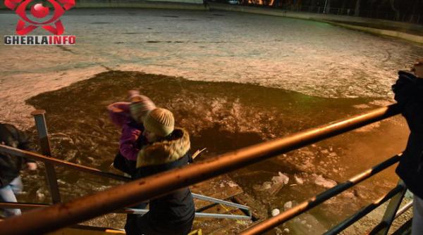 incident la patinoarul gherla oameni cazu i in apa dupa ce ghea a a cedat