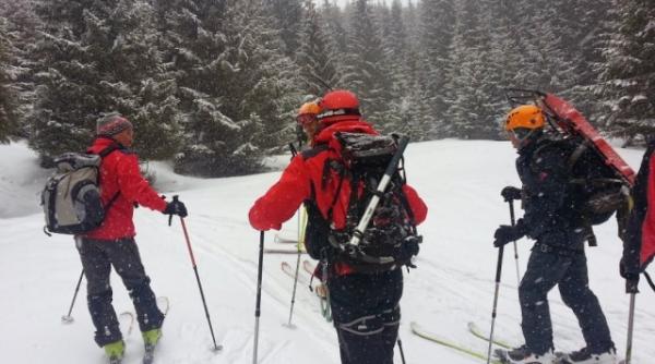 turistul cazut intr o prapastie de pe traseul jepii mari a fost salvat