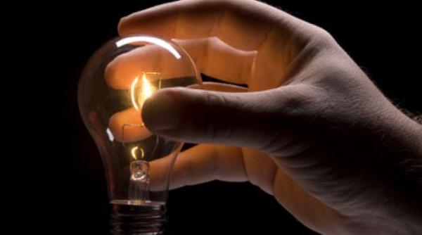 un tanar care a incercat sa schimbe un bec in stare grava la spital