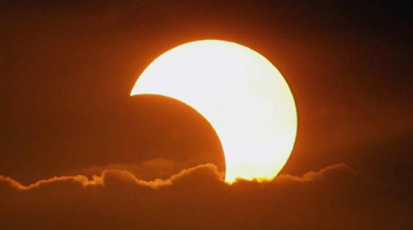 calendar astronomic 2015 eclipse de luna i soare in acest an