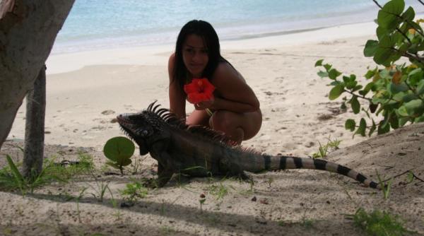 catalina ponor sexy la plaja de sarbatori