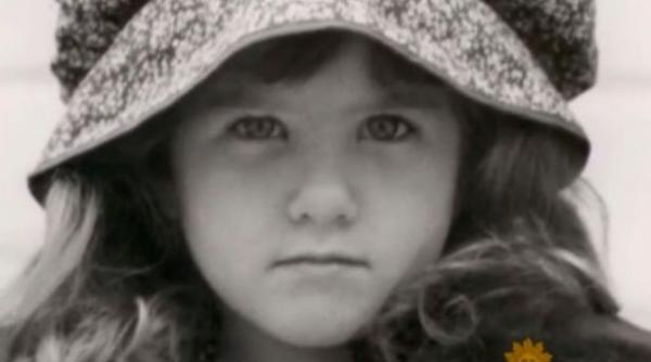 cum arata jennifer aniston cand era copil