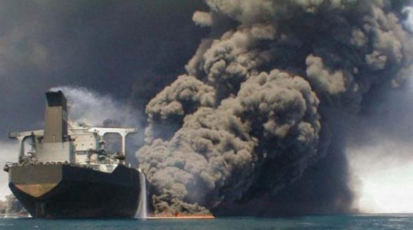 petrolier cu romani la bord bombardat de un avion necunoscut