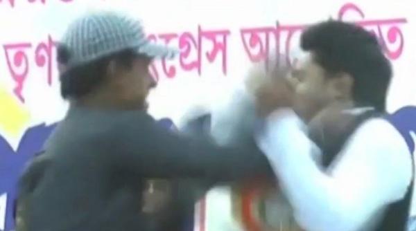 politician lovit in fa a la o adunare publica video