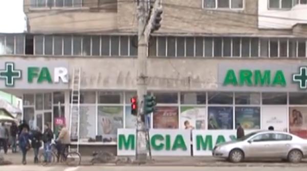 buzau un panou publicitar s a prabu it peste o batrana