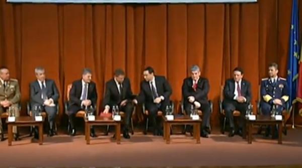 victor ponta sage i catre traian basescu in prezen a lui klaus iohannis