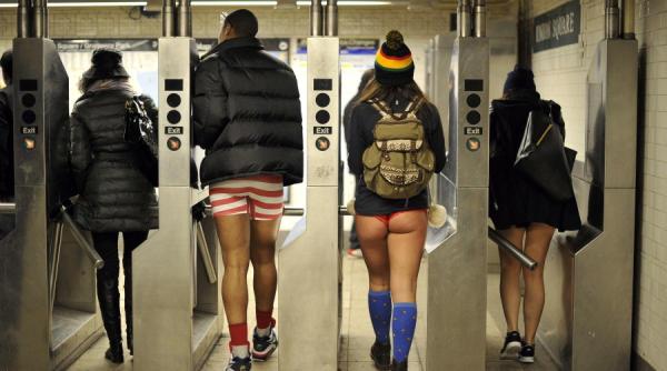 no pants subway ride bucure ti metrorex amenin a cu poli ia i amenzi