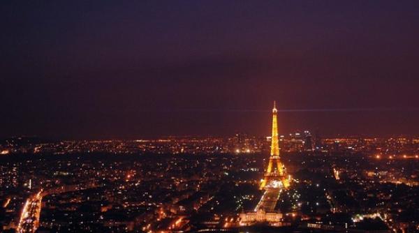 turnul eiffel fara lumini in semn de doliu atentat charlie hebdo video