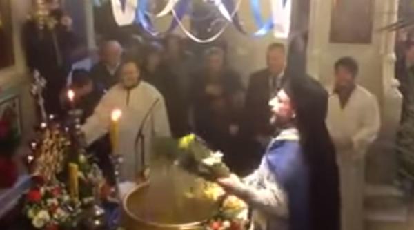 un preot arunca in du manie cu agheasma in enoria i